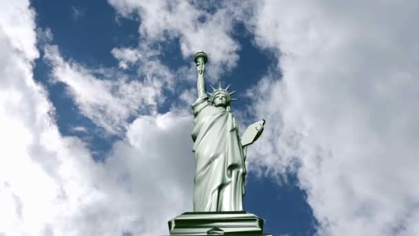 Statue Of Liberty staat op de achtergrond van de wolk — Stockvideo