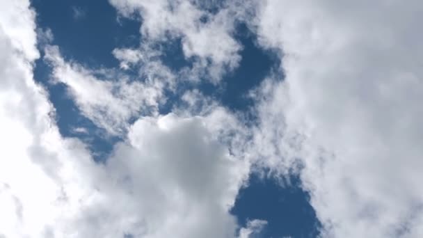 Timelapse blue sky rollende wolken — Stockvideo