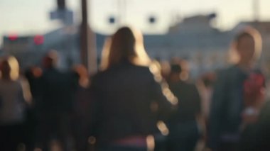 Odak dışı anonim insanlar yürüyor
