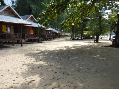 Tayland at doğrudan sahilde ahşap evler