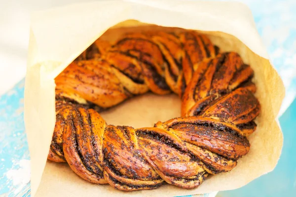 Kese kağıdında haşhaş tohumlu taze çörek..