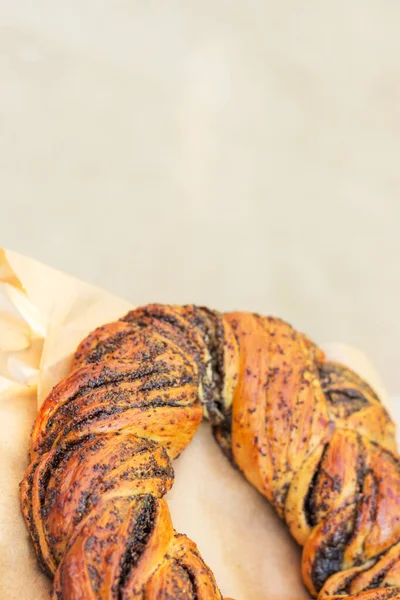 Hafif bir kese kağıdında haşhaş tohumu rulosu. Kopyalama uzayı. Üst görünüm.