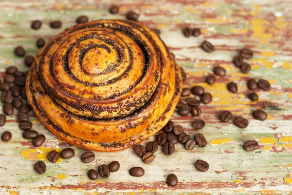 Tarçın ve haşhaş tohumlu güzel kokulu bir çörek bir fincan sabah kahvesine mükemmel bir ilave olacaktır. Yakın çekim..