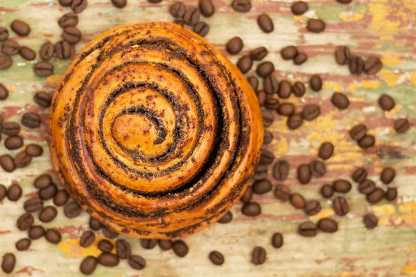 Kanelbule bir İsveç tatlısıdır. - Yakın çekim. Aromatik kahve çekirdekleri. Üst görünüm.