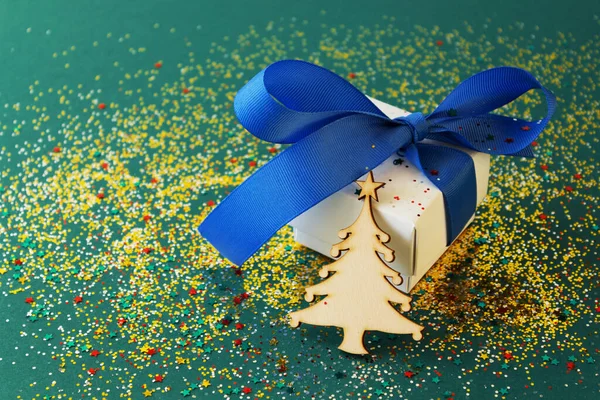 Noel ağacı olan bir hediye kutusu.