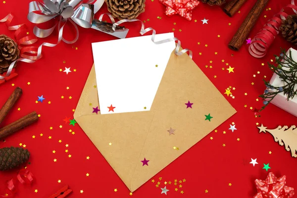 İçinde kart olan bir Noel mektubu.