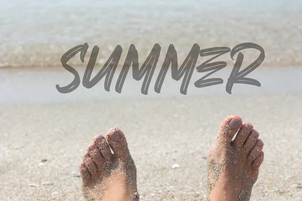 Θηλυκά Πόδια Κείμενο Καλοκαίρι Στο Φόντο Άμμο Και Καθαρό Θαλασσινό — Φωτογραφία Αρχείου