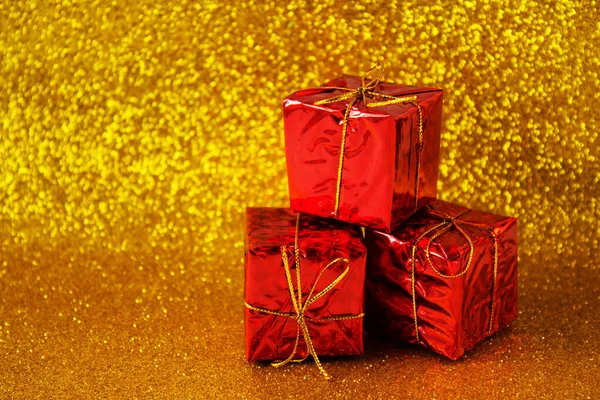 Sarı arka planı olan aydınlatıcı hediye kutusu. Yeni yıl havası. Moda rengi.