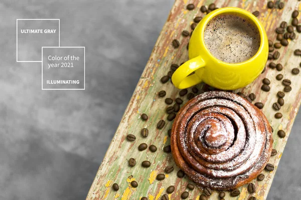 2021 yılının en güzel sarı ve nihai gri renklerini gösteren bir kupa dolusu kahve. Renk illüstrasyonu için tasarım.