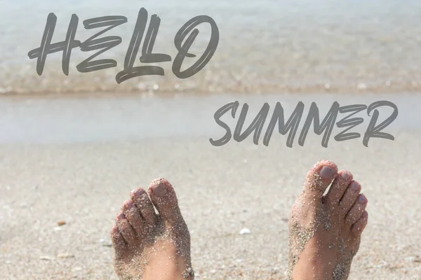 Arkaplanda dişi ayakları ve berrak deniz suyu. Mesajla Merhaba yaz.