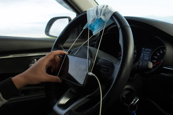 Arabada hijyen maskesi takıyorsun.