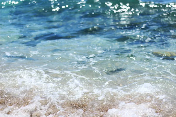 Okyanus dalgaları ve deniz köpüğü olan duvar kağıdı.