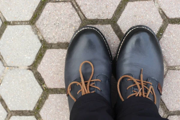 Klasik lacivert çizmeler yolda.