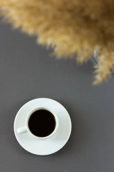 Bir fincan beyaz aromalı sade kahve.