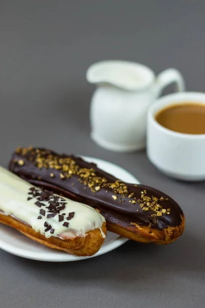 Bir fincan kahvenin yanında iki eklem.