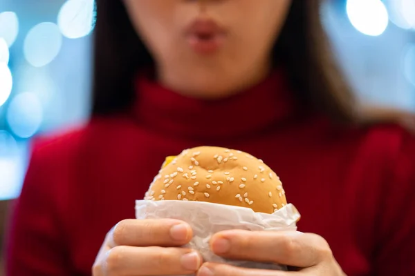 Wesoła Azjatka Lubi Jeść Grillowanego Hamburgera Restauracji Fast Food Nocy — Zdjęcie stockowe