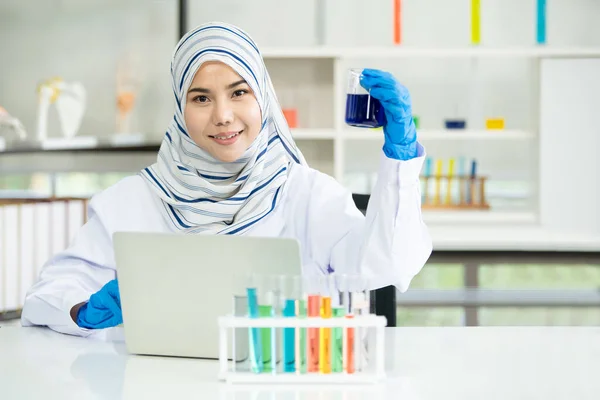 研究室でウイルス対策実験を行う専門医 化学実験室で新しい医学を研究している科学者 科学実験の概念 — ストック写真
