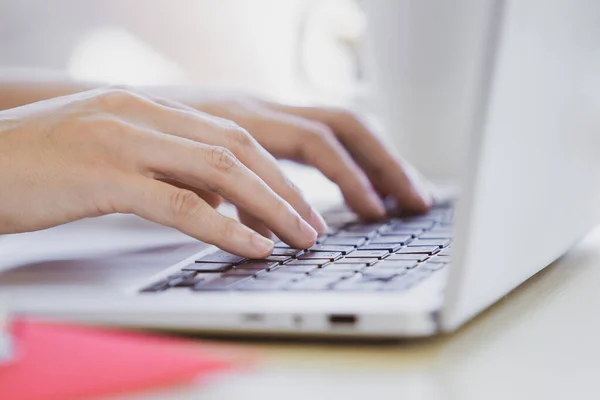 Mulher Que Trabalha Escritório Usando Computador Portátil Pessoal Fecham Fecham — Fotografia de Stock