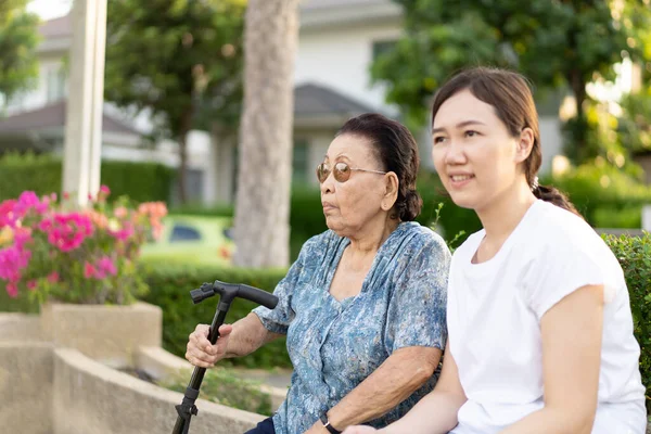 나이많은 아시아 여성을 돌보고 아시아 여성으로 가까운 공원에서 공간에 노인들의 — 스톡 사진