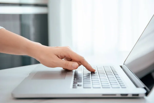 Felismerhetetlen Nyomja Laptop Billentyűzetét Mutatóujjával Internetes Online Fizetési Biztonsági Koncepció — Stock Fotó