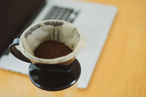 Oigenkännlig Man Gör Ett Hantverk Droppande Kaffe Träbordet Kontoret Paus — Stockfoto