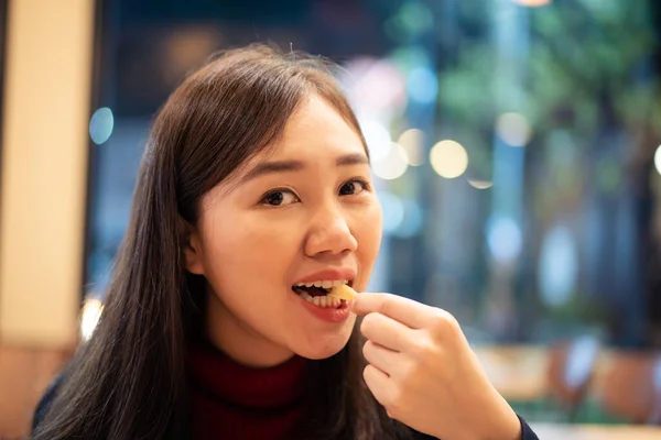 Ázsiai Nők Szeretnek Sült Krumplit Vagy Chipset Enni Gyorsétteremben Éjszaka — Stock Fotó