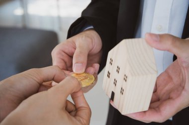 İnsanların gerçek hayatta şifreli para ya da dijital para kullanması fikri, BTC 'yi kullanan tanınmayan insanlar - evlerini ya da diğer varlıklarını satın almak için bitcoin.