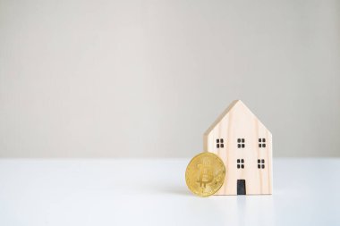 Bitcoin kavramı - BTC ve ahşap ev modeli, satın alma ve yatırım için Bitcoin veya kripto para kullanıldığı anlamına gelir.