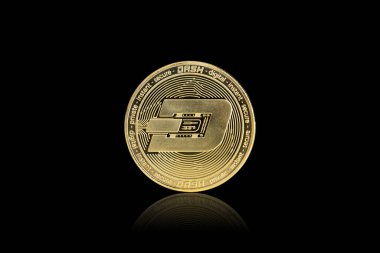 Kırpma yolu ile izole edilmiş, altın DASH madeni para sembolü yakın plan. DASH madeni para dijital para birimidir - engelleme teknolojisi tarafından kullanılan kripto para birimi.