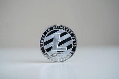 Kırpma yolu ile izole edilmiş gümüş Lite Coins sembolü yaklaşıyor. Lite Coins dijital para birimidir - engelleme teknolojisi tarafından kullanılan kripto para birimi.
