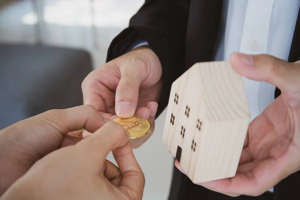 İnsanların gerçek hayatta şifreli para ya da dijital para kullanması fikri, BTC 'yi kullanan tanınmayan insanlar - evlerini ya da diğer varlıklarını satın almak için bitcoin.