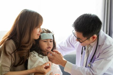 Asyalı anne, hasta kızını hastaneye doktora götürür. Doktor da kızın alnına soğuk algınlığı jölesi yapıştırır. Grip virüsü kapmış. Genç bir kız hastamız var..