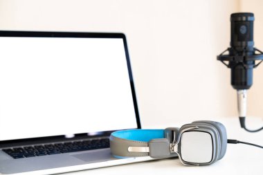 Ses kayıt stüdyosu ve profesyonel yoğunlaştırıcı mikrofon, kulaklık ve ses karıştırma için dizüstü bilgisayar dahil olmak üzere ekipmanlar. Evde dijital ses kayıt stüdyosu.