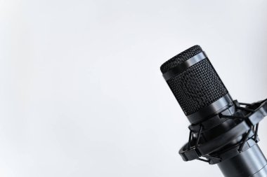 Ses kayıt stüdyosu ve profesyonel yoğunlaştırıcı mikrofon, kulaklık ve ses karıştırma için dizüstü bilgisayar dahil olmak üzere ekipmanlar. Evde dijital ses kayıt stüdyosu.