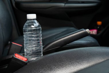 Açık otoparkın önüne park ederken arabada bırakılan plastik su şişesi, içinde su olan plastik şişe yangına ve arabada yanmaya neden oluyor. Açık alanlarda park etmekten kaçının..