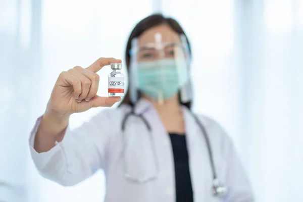 Oigenkännlig Asiatisk Kvinnlig Läkare Visar Coronavirus 2019 Ncov Bota Vaccin — Stockfoto