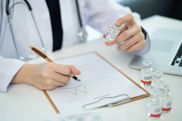 2019-nCoV COVID19 vakalarının istatistiklerine göre, Asyalı kadın doktor Coronavirus veya COVID-19 aşı kullanımının teşhis sonuçlarını bildiriyor. Kadın doktor - araştırmacı video konferansı yapıyor.
