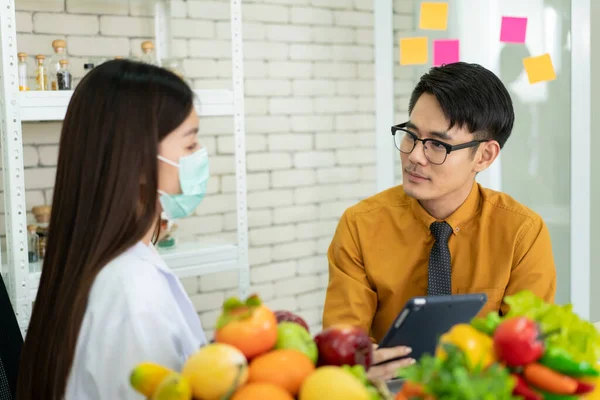 Jonge Aziatische Man Komt Naar Voedingsdeskundige Het Ziekenhuis Praat Dieet — Stockfoto