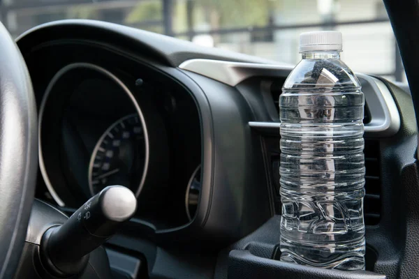 Açık otoparkın önüne park ederken arabada bırakılan plastik su şişesi, içinde su olan plastik şişe yangına ve arabada yanmaya neden oluyor. Açık alanlarda park etmekten kaçının..