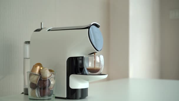 Moderna Máquina Cápsulas Café Mesa Oficina Con Espacio Para Copias — Vídeo de stock