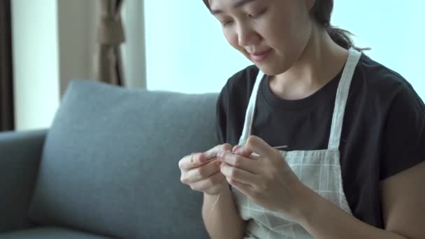 Happy Asian Young Woman Enjoy Knitting Cloth Knitwear Home Living — Stock Video