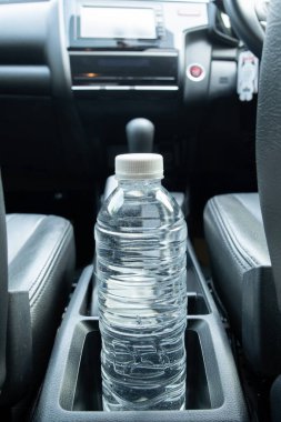 Açık otoparkın önüne park ederken arabada bırakılan plastik su şişesi, içinde su olan plastik şişe yangına ve arabada yanmaya neden oluyor. Açık alanlarda park etmekten kaçının..