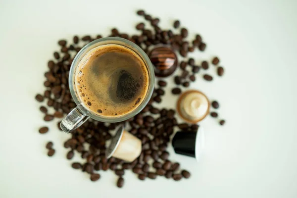 Café Expreso Una Taza Que Rodea Con Granos Café Tostados — Foto de Stock