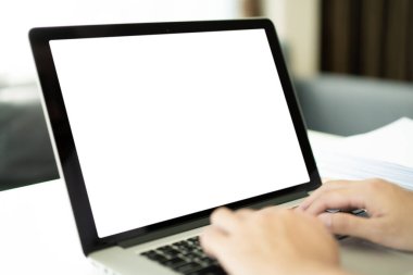 Kırpma yolu ile izolasyon. Karantina ya da kendini tecrit sırasında dizüstü bilgisayarın önünde çalışan genç bir iş adamı. İş adamı çalışmak için dizüstü bilgisayar kullanıyor. Boş dizüstü bilgisayar ekranı.