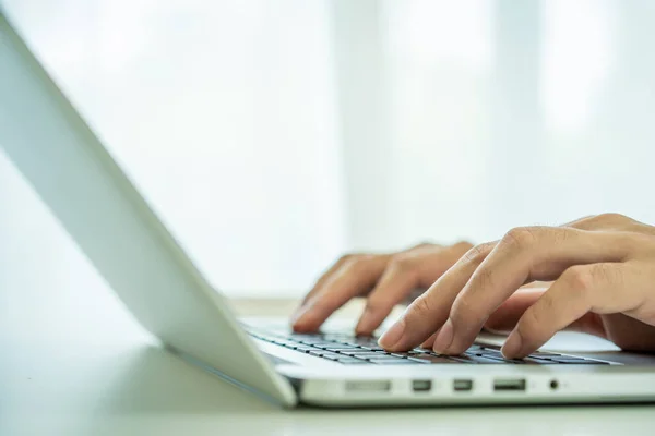 Jovem Asiático Irreconhecível Trabalhando Digitando Teclado Computador Portátil Fechar Com — Fotografia de Stock