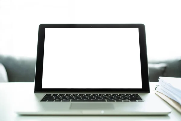 Pusty Ekran Nowoczesnym Laptopie Komputera Białym Stole Biurze Domowym Zbliżenie — Zdjęcie stockowe