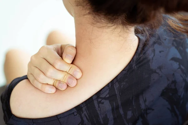 Asian Young Woman Having Health Problem Her Back Neck Nape — Stock Photo, Image