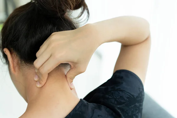 Asian Young Woman Having Health Problem Her Back Neck Nape — Stock Photo, Image