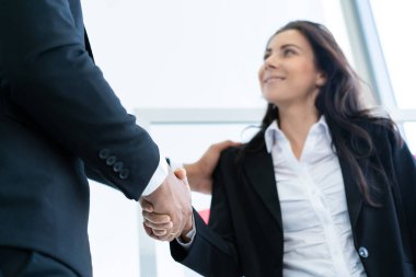 Asya ve Kafkas kökenli iş adamları iş görüşmelerinin ardından el sıkışıyorlar. İş ortaklığına ve meslektaşına güven. İş konseptinde başarılı.