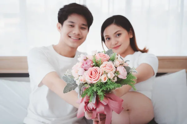 즐거운 아시아 가족인 남편은 아내에게 아름다운 꽃다발을 가까이에 놀라게 아내는 — 스톡 사진